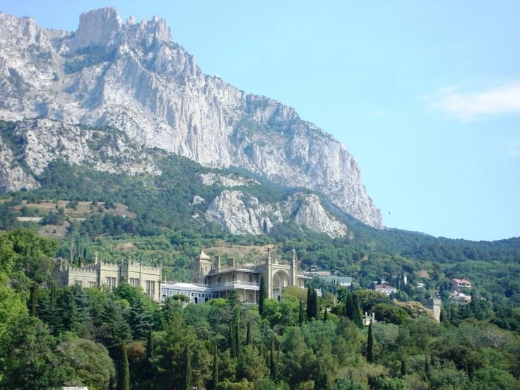 Вокруг дворца – парк, просто огромный! Там всякие деревья, пруды и растения, которых больше нигде не увидишь. А ещё оттуда открывается обалденный вид на гору Ай-Петри, так что гулять там – одно удовольствие.