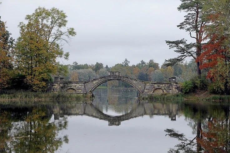 А парк в Гатчине – это вообще отдельная тема. Никаких тебе прямых аллей и одинаковых фонтанов! Там целая куча озёр, мостиков, островочков – настоящий ландшафтный рай. Идёшь себе по тропинке и представляешь, что ты герой какого-нибудь старинного романа. Круто же!