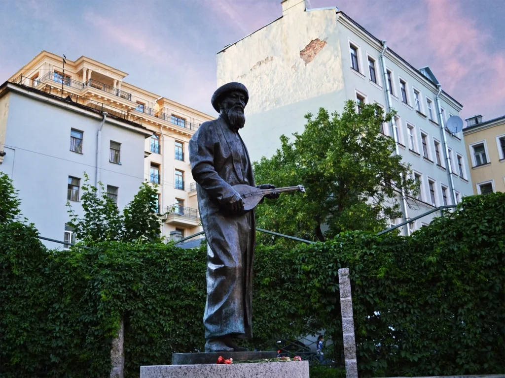 Памятник Джамбулу Джабаеву в Санкт-Петербурге.