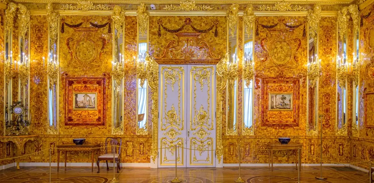 Но самое главное здесь – это Янтарная комната. Её называют восьмым чудом света. Стены этой комнаты полностью сделаны из янтаря разных цветов. Когда там находишься, чувствуешь что-то особенное, даже говорить не хочется, просто стоишь и любуешься.