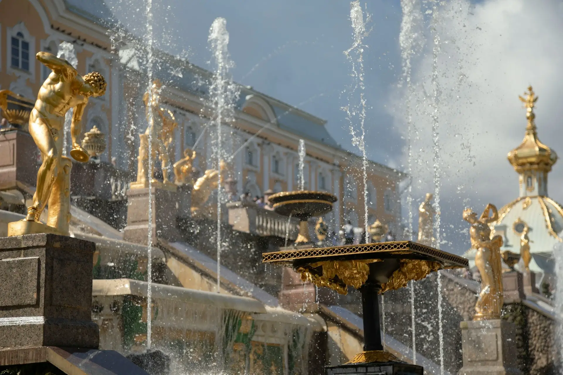 Самое классное в Петергофе – это его знаменитые фонтаны. Они работают без всяких насосов, только за счёт того, что вода сама давит. Когда стоишь рядом с Большим каскадом и видишь, как десятки струй взлетают вверх, а вокруг золотые статуи, просто дух захватывает!