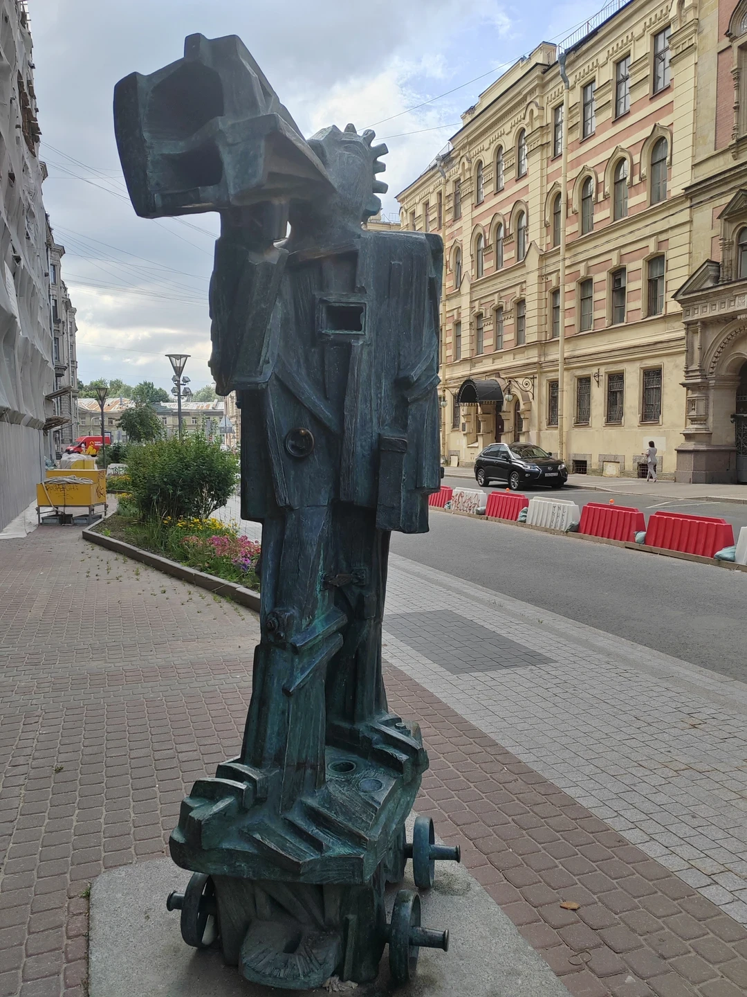 Глашатай ("Памятник неизвестному организатору"). Бронза. Установлен в 2005 году в Санкт-Петербурге. 