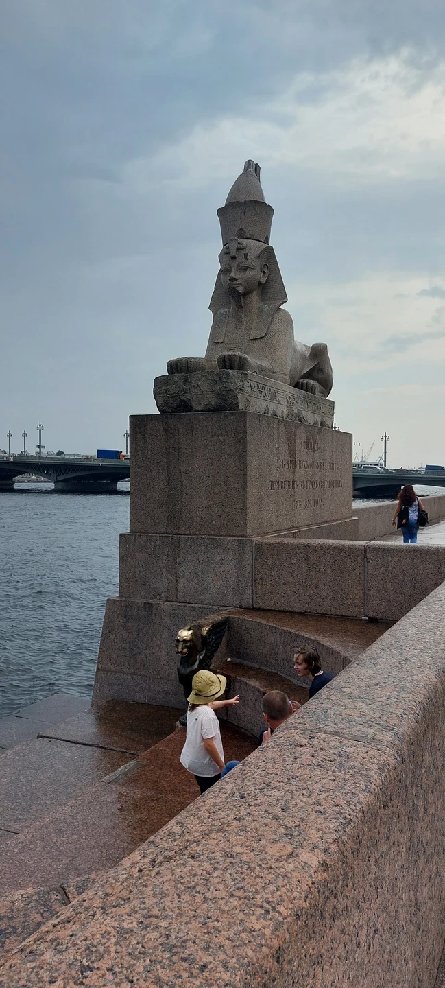 Скульптуры зооморфных мифических существ, находящихся на Университетской набережной в городе Санкт-Петербург.
