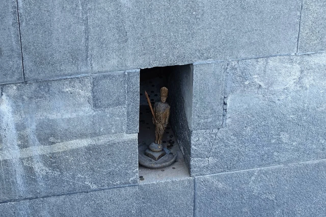 Маленькие стражи — это деревянные солдатики. Эти солдатики представляют собой своеобразную загадку Михайловского замка. 