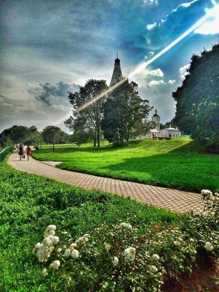 Есть в Москве местечко, называется Коломенское. Это если на метро немного от центра отъехать. Там раньше цари жили, отдыхали от дел насущных. И представляешь, там до сих пор стоят старинные церкви, деревянные домики и даже кусочки старых садов остались.