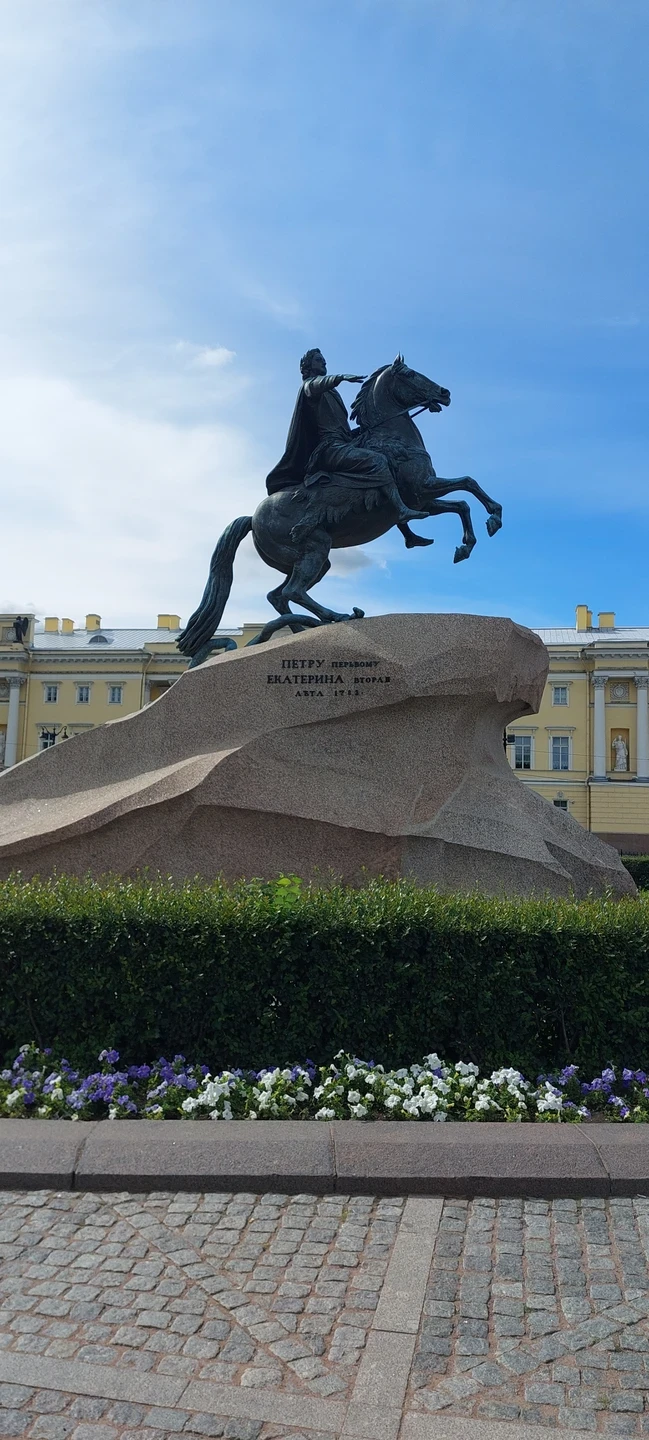 Медный всадник. Монументальный конный памятник первому российскому императору Петру Великому, созданный в 1768-1778 годах под руководством французского скульптора Этьена Мориса Фальконе