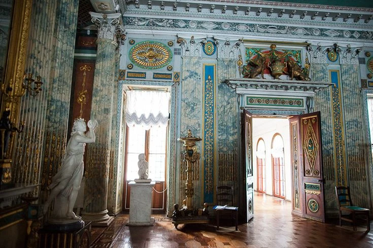 Сейчас в Останкино музей. Там можно поглазеть на старинные картины, мебель и всякие театральные прибамбасы. А летом там вообще классно: можно бродить по парку, смотреть на пруды и отдыхать духовно.