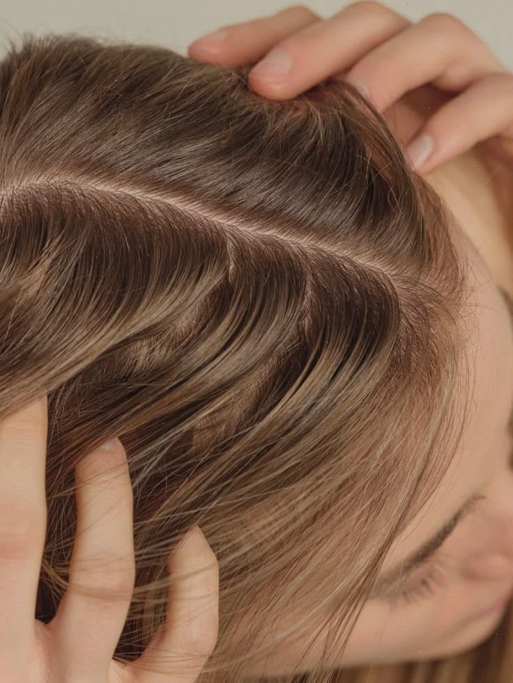 Почему вообще кожа головы начинает шелушиться?